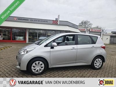 Grijs Gebruikt 2014 Toyota Verso-S Limited MPV | € 13.750 (Eerlijke prijs)