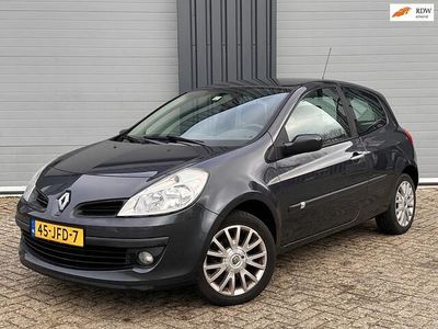 Grijs (metallic) Gebruikt 2009 Renault Clio II Collection Hatchback | € 2.795 (Eerlijke prijs)