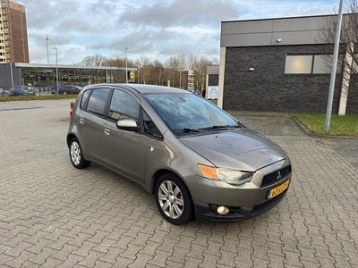 Grijs (metallic) Gebruikt 2010 Mitsubishi Colt Edition Hatchback | € 3.950 (Eerlijke prijs)
