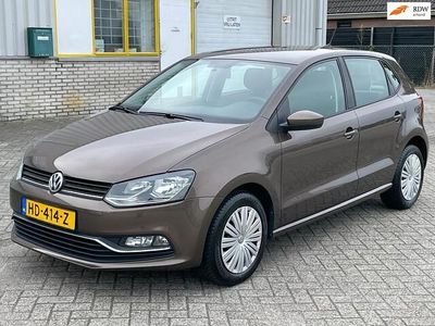 Bruin (metallic) Gebruikt 2015 VW Polo S Hatchback | € 7.995 (Eerlijke prijs)