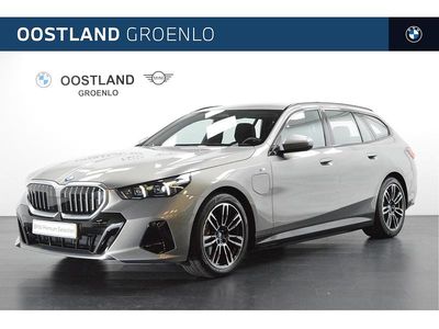 Grijs Occasion 2024 BMW 530e M Sport Stationwagen | € 59.950 (Eerlijke prijs)