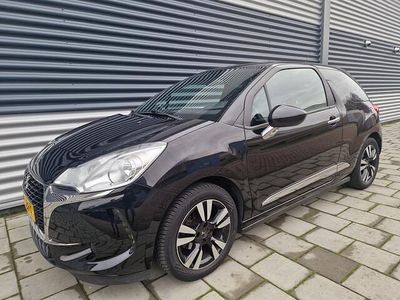 Zwart (metallic) Gebruikt 2016 DS Automobiles DS3 So Chic Hatchback | € 6.249 (Goede deal)