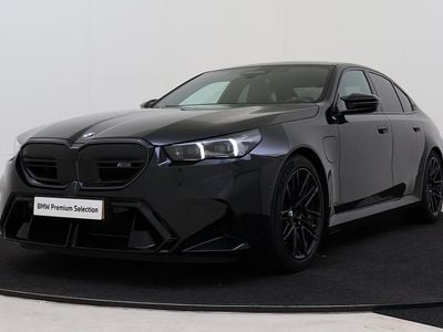 Saphirschwarz (donker zwart metallic) Occasion 2024 BMW M5 Comfort Edition Sedan | € 134.750 (Eerlijke prijs)
