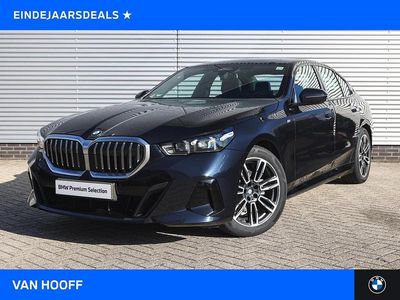 M carbonschwarz (donker zwart metallic) Gebruikt 2025 BMW 520 Shadowline Sedan | € 60.950 (Super prijs)