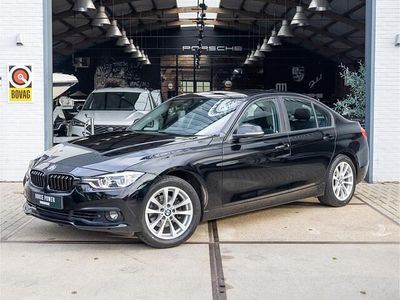 Zwart (metallic) Occasion 2018 BMW 318 Executive Sedan | € 17.900 (Goede deal)