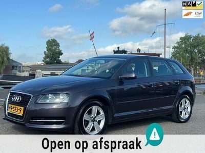 Grijs, metallic lak Gebruikt 2011 Audi A3 Sportback Attraction Hatchback | € 5.450 (Eerlijke prijs)