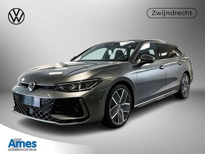 Grijs (metallic) Gebruikt 2025 VW Passat R-line Edition Stationwagen | € 45.995