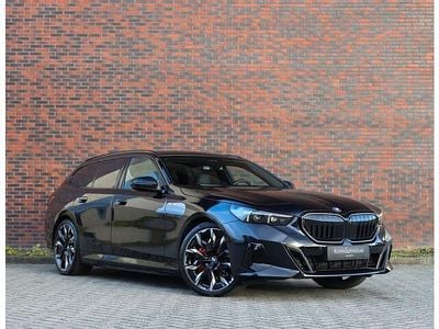 Zwart Gebruikt 2025 BMW 550e M Sport Stationwagen | € 99.950 (Eerlijke prijs)