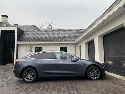 Grijs (metallic) Occasion 2019 Tesla Model 3 Long Range AWD Sedan | € 23.900 (Eerlijke prijs)