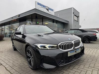 Zwart (metallic) Occasion 2023 BMW 330e M Sport Stationwagen | € 41.750 (Eerlijke prijs)