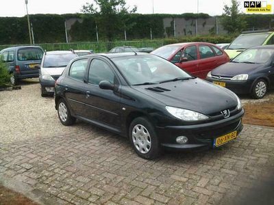 tweedehands Peugeot 206 1.4 Forever Zeerlux,s met trekhaak.