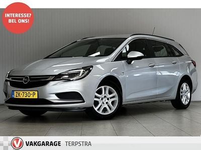 Grijs (metallic) Gebruikt 2019 Opel Astra Business Stationwagen | € 6.995 (Goede deal)