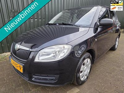Zwart (metallic) Gebruikt 2010 Skoda Fabia Drive Hatchback | € 3.390 (Eerlijke prijs)