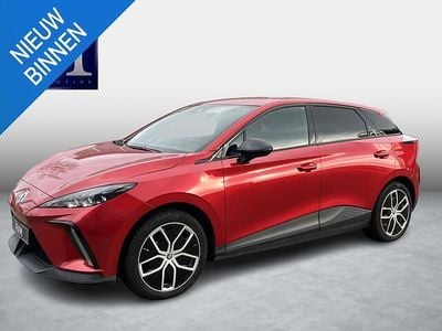 Rood Occasion 2024 MG MG4 EV Luxury Hatchback | € 21.899 (Super prijs)