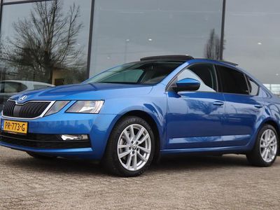 Blauw (metallic) Occasion 2017 Skoda Octavia Business Line Hatchback | € 9.900 (Duur)
