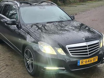 Zwart, metallic lak Occasion 2010 Mercedes E200 Business Stationwagen | € 9.950 (Duur)