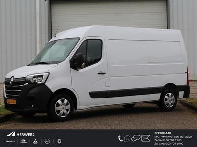 tweedehands Renault Master T35 2.3 dCi 135 L2H2 Work Edition / Achteruitrijcamera / Airco / Armsteun voor / Apple Car Play & Android Auto / Cruise control / DAB / Dode hoek detectie / Navigatiesysteem full map / Parkeersensoren voor + achter / Zijschuifdeur rechts /