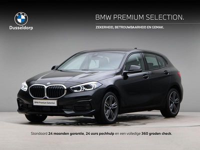 Zwart Occasion 2023 BMW 118 Sport Line Hatchback | € 26.450 (Eerlijke prijs)