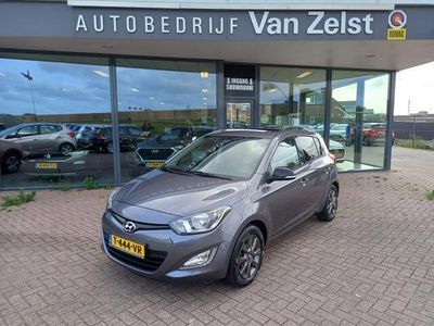 tweedehands Hyundai i20 1.2i i-Vision, Airco(automatisch), Multimedia systeem, Bluetooth, Cruise Control, Elektrische ramen, Elektrische spiegels/inklapbaar , Half lederen bekleding, Lichtmetalen velgen, Inclusief BOVAG garantie