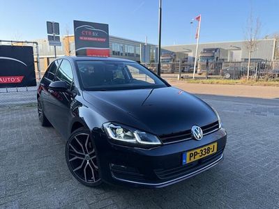 Zwart (metallic) Gebruikt 2016 VW Golf VII Highline Hatchback | € 8.750 (Eerlijke prijs)