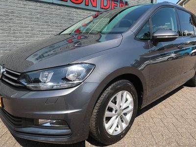 Grijs Occasion 2016 VW Touran Highline MPV | € 19.913 (Eerlijke prijs)