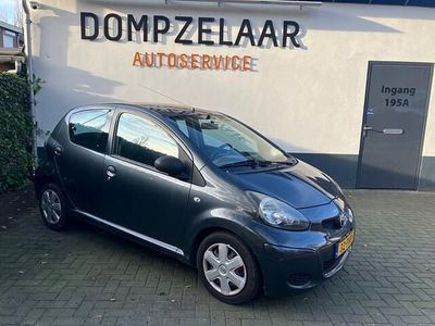 Grijs Gebruikt 2011 Toyota Aygo Cool Hatchback | € 2.950 (Eerlijke prijs)