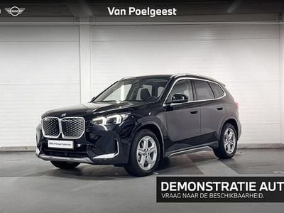 Saphirschwarz metallic (475) (donker zwart metallic) Occasion 2025 BMW iX1 xLine SUV | € 45.723 (Eerlijke prijs)