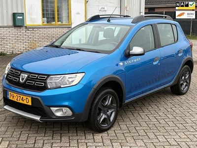 Blauw (metallic) Gebruikt 2017 Dacia Sandero Stepway Hatchback | € 6.495 (Eerlijke prijs)
