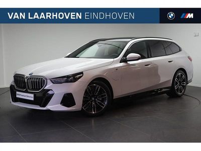 Mineralweiss (licht wit metallic) Gebruikt 2025 BMW 530e Shadowline Stationwagen | € 67.950 (Iets duurder)