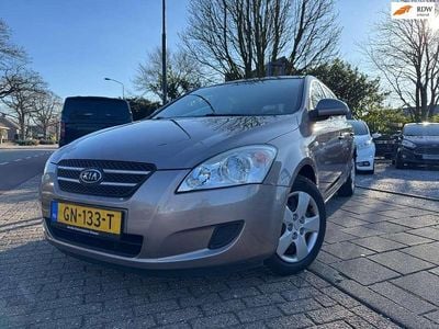 Occasion Kia Ceed 109 PK (80 kW) 2009 Geel (metallic) Hatchback
