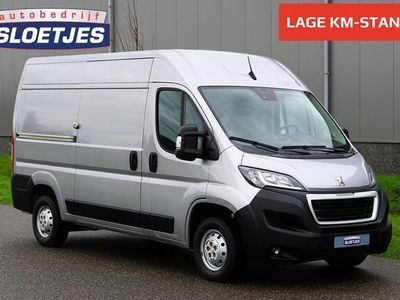 tweedehands Peugeot Boxer 335 2.2 BlueHDi 165 L2H2 Asphalt in topstaat |Gris Artense |3500 KG |Trekhaak |Camera |Navi |Cruise |Airco |Bluetoth |EURO6-D |BPM voordeel |Camperbasis |Betimmering