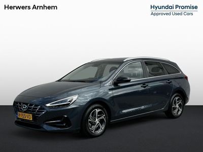 tweedehands Hyundai i30 Wagon 1.5 T-GDi MHEV Premium / Achteruitrijcamera / Climate Control / Cruise Control / Navigatie / Stoel- en Stuurverwarming / Vierseizoensbanden / Lederen bekleding / Full LED verlichting / Keyless entry&start /
