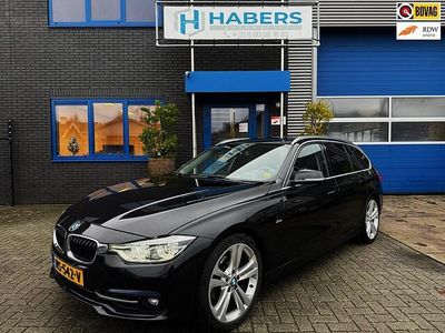 Zwart Occasion 2015 BMW 320 Sport Line Stationwagen | € 14.945 (Iets duurder)
