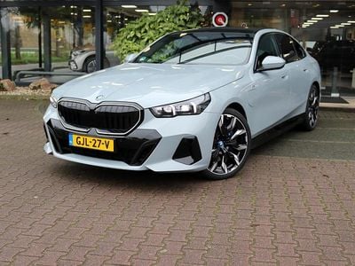 Grijs Gebruikt 2024 BMW 550e M Sport Sedan | € 79.750 (Super prijs)