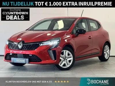 Rouge flamme (nnp) Gebruikt 2023 Renault Clio V Evolution Hatchback | € 20.400 (Eerlijke prijs)