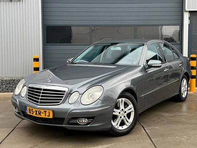 Grijs (metallic) Gebruikt 2007 Mercedes E200 Avantgarde Sedan | € 3.999 (Duur)