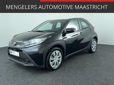 Zwart, metallic lak Occasion 2024 Toyota Aygo X Play SUV | € 17.495 (Eerlijke prijs)