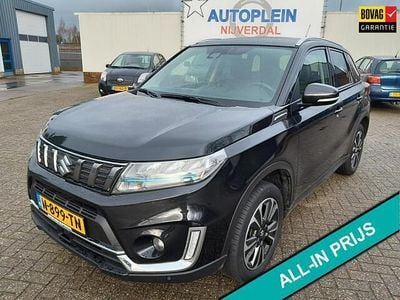 Zwart Gebruikt 2021 Suzuki Vitara Style SUV | € 23.950 (Eerlijke prijs)
