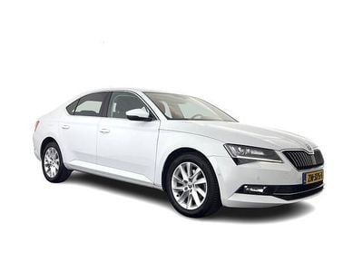 Wit (metallic) Gebruikt 2019 Skoda Superb Business Line Hatchback | € 16.445 (Super prijs)