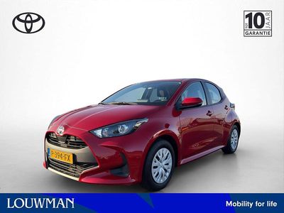 Rood Occasion 2022 Toyota Yaris Hybrid Active Hatchback | € 20.945 (Eerlijke prijs)