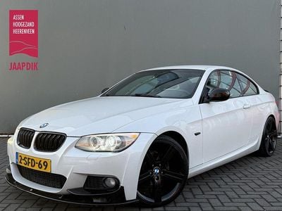 Wit Occasion 2013 BMW 320 Sport Line Coupé | € 10.899 (Goede deal)