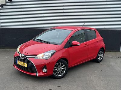 Occasion Toyota Yaris Lounge 69 PK (50 kW) 2014 Rood Hatchback