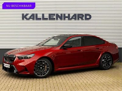 Rood Occasion 2025 BMW M5 Sedan | € 136.875 (Super prijs)