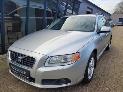 tweedehands Volvo V70 2.5T Momentum 200PK Automaat / H.LEER / PDC / TREKHAAK