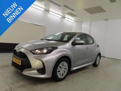 Grijs (metallic) Occasion 2023 Toyota Yaris Hybrid Active Hatchback | € 19.999 (Goede deal)