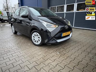 Zwart (metallic) Gebruikt 2019 Toyota Aygo X-play Hatchback | € 9.850 (Eerlijke prijs)