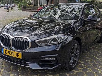 Zwart Occasion 2021 BMW 116 Sport Line Hatchback | € 21.999 (Eerlijke prijs)