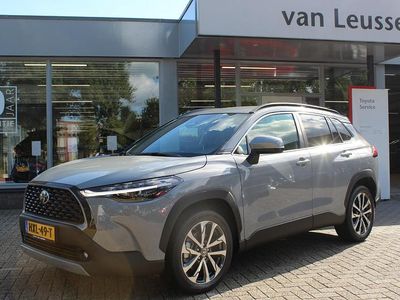 Grijs, metallic lak Occasion 2025 Toyota Corolla Cross Style SUV | € 39.900 (Eerlijke prijs)