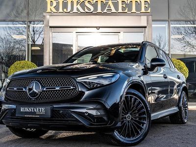 Zwart (metallic) Occasion 2023 Mercedes GLC300e AMG line SUV | € 62.900 (Eerlijke prijs)