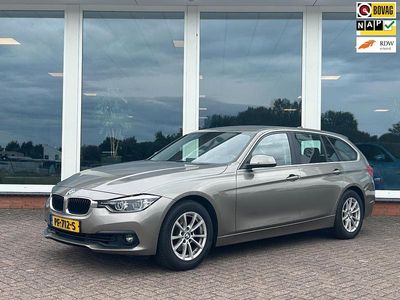 Beige (metallic) Gebruikt 2017 BMW 320 Executive Stationwagen | € 14.950 (Goede deal)